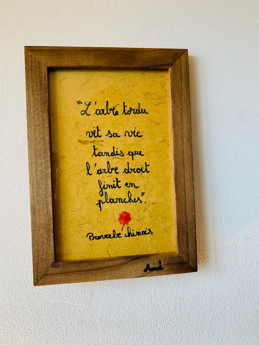 Cadre en bois : " L'arbre tordu vit sa vie tandis que l'arbre droit finit sa vie en planches "