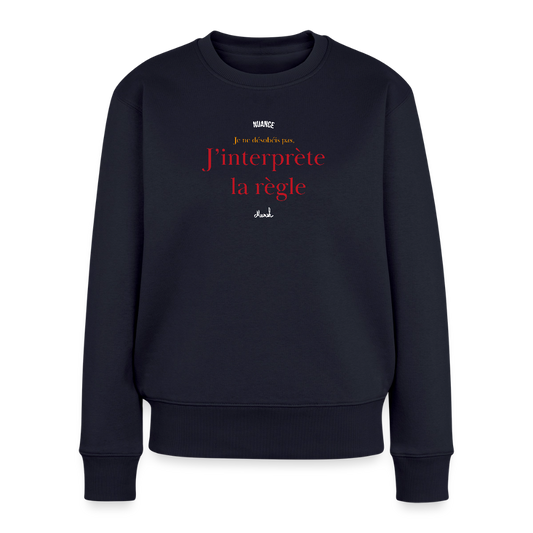 Sweat ras-du-cou Premium Femme nuance : "Je ne désobéis pas, j'interprète la règle" - bleu marine