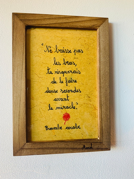 Cadre en bois : "Ne baisse pas les bras, tu pourrais le faire deux secondes avant le miracle"