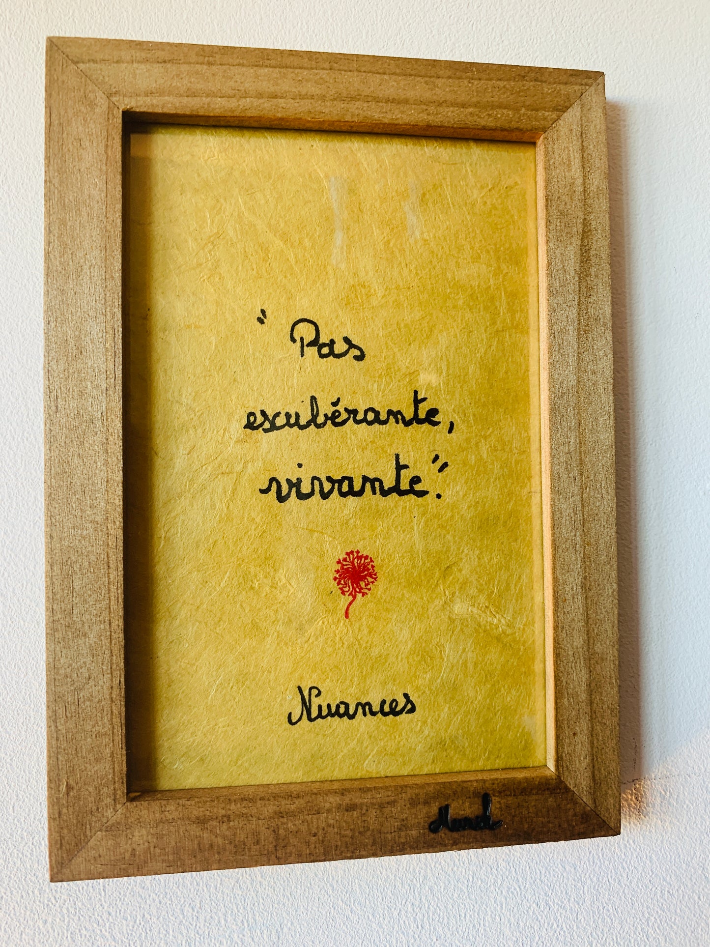 Cadre en bois : "Pas exubérante, vivante"