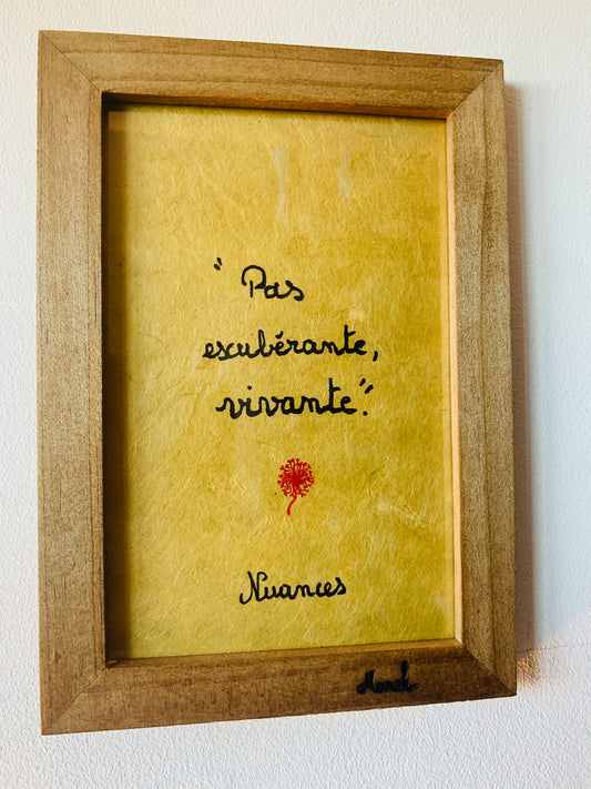 Cadre en bois : "Pas exubérante, vivante"