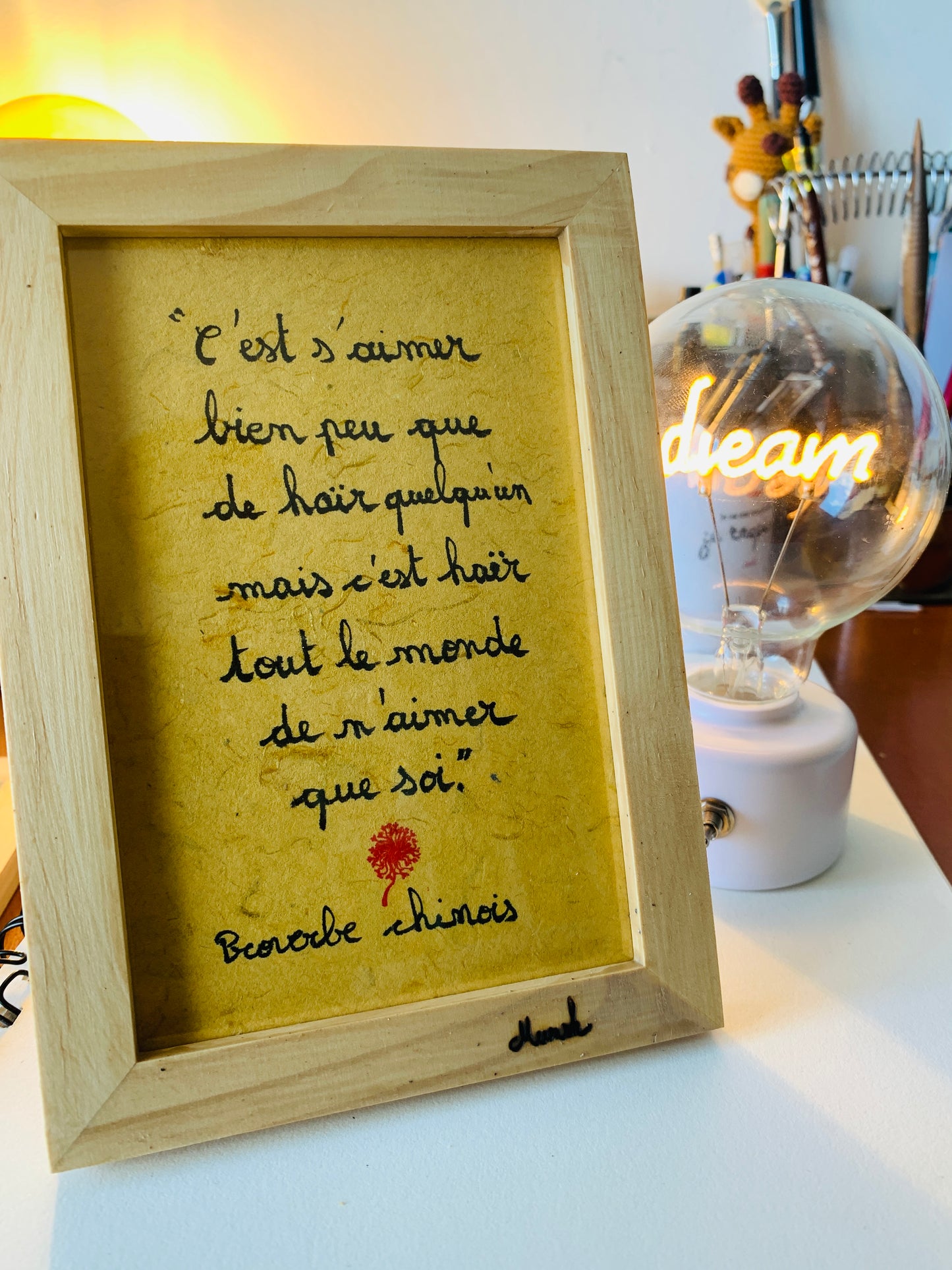 Cadre en bois : C'est s'aimer bien peu que de haïr quelqu'un..."