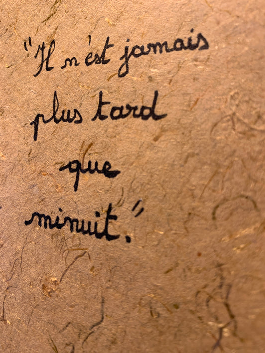 Cadre en bois : " Il n'est jamais plus tard que minuit "